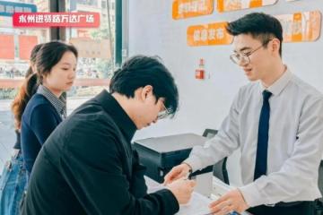 逛街顺便找工作？这家购物中心太会了！